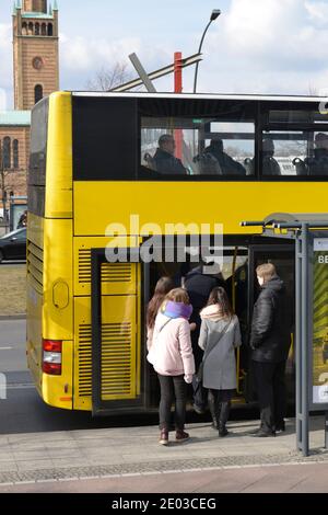 Bus, Einstieg Passagiere, Kulturforum, Tiergarten, Mitte, Berlin Stockfoto