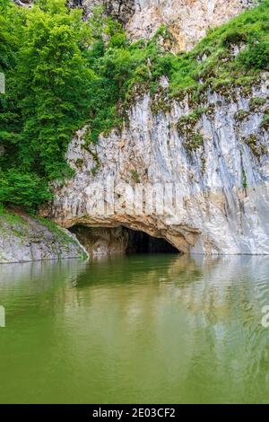 Der Eingang zur Ledna Höhle, Höhle USAC, Special Nature Reserve Uvac, Serbien Stockfoto