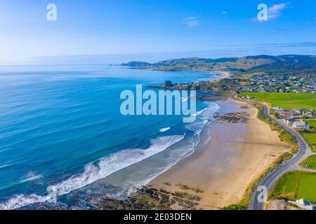 Luftaufnahme eines Strandes am Kaka Point in New seeland Stockfoto