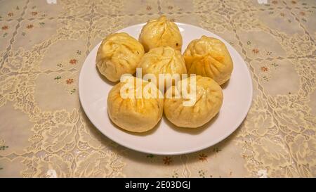 Chinesische gebratene Schweinebraten, Sheng jian bao, hausgemachte chinesische traditionelle Snack, Blick von oben Stockfoto