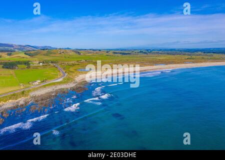 Luftaufnahme eines Strandes am Kaka Point in New seeland Stockfoto