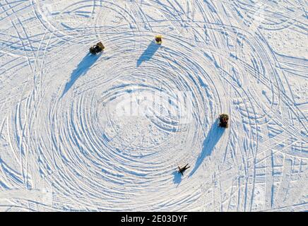 Wetter, 29. Dezember 2020. Die Hamilton-Familie von Woolfords Farm hat Spaß im Schnee ziehen die Kinder entlang auf ihren Schlitten mit Quad-Bikes. Woolfords, South Lanarkshire, Schottland, Großbritannien. Quelle: Ian Rutherford/Alamy Live News. Stockfoto