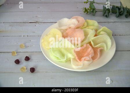 Bunte Garnelen Cracker in weißen Teller, hausgemachte Garnelen Cracker Stockfoto