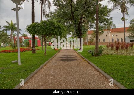 Cassilandia, Mato Grosso do Sul, Brasilien - 12 21 2020: Platz Sao Jose im Zentrum von Cassilandia Stockfoto