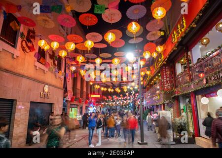 Chinatown Barrio Chino in der Dolores Street im historischen Zentrum von Mexiko City CDMX, Mexiko. Das historische Zentrum von Mexiko-Stadt ist ein UNESCO-Weltkulturerbe SIT Stockfoto