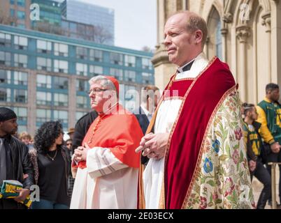 Andrew Asbil (rechts) und Bischof Noonan (links) während der Trauerfeier von Rob Ford. Rob Ford war ein ehemaliger Bürgermeister von Toronto Stockfoto