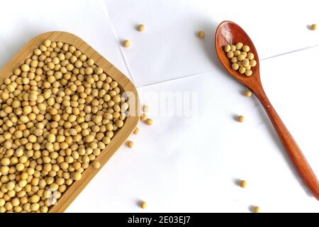 Sojabohnen in Holzkiste, Nahaufnahme von Bio-Sojabohnen auf weißem Hintergrund Stockfoto