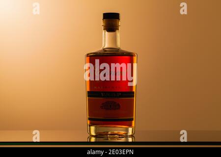 Prag, Tschechische Republik - 27. Dezember 2020: Flasche Rhum Clement auf dem Glastisch. Rhum Clement wird bei Habitation Clemen produziert und abgefüllt Stockfoto