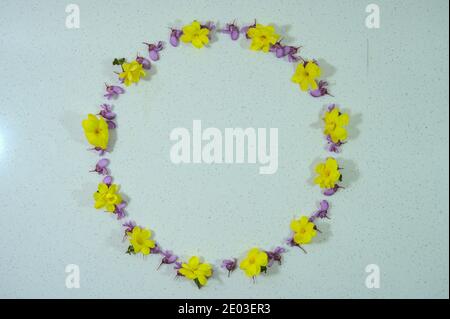 Draufsicht auf runde Girlande aus gelben und violetten Blumen, leerer Kopierraum Stockfoto