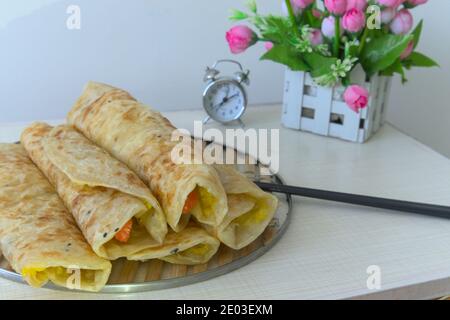 Teller mit leckeren chinesischen Omelette auf dem Tisch, hausgemachte Speisen, Nährstoff-Frühstück Stockfoto