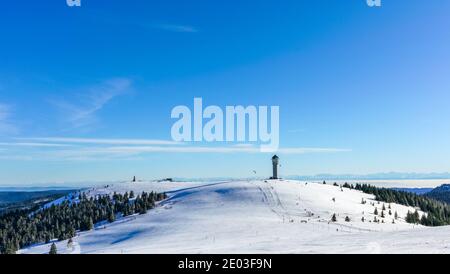 Winter Feldberg Skigebiet im Schwarzwald von Deutsch, Turm auf der Rückseite des baumlosen Bereich Stockfoto