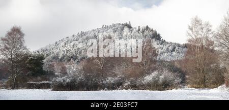 Verschneite Berglandschaft in der Nähe der Quelle von 'Volvic' Wasser Stockfoto