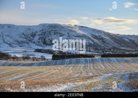 Verschneite Winterszene von Bishop Hill in Fife, Schottland, UK mit Farmfeld im Vordergrund. Blauer Himmel und Wolken. Stockfoto