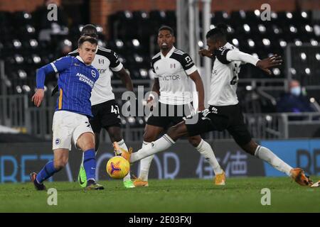 London, Großbritannien. Dezember 2020. Der Solly March von Brighton & Hove Albion wird vom Andr-Frank Zambo Anguissa aus Fulham während des Premier League-Spiels zwischen Fulham und Brighton und Hove Albion am 16. Dezember 2020 im Craven Cottage, London, England, herausgefordert. Foto von Ken Sparks. Nur redaktionelle Verwendung, Lizenz für kommerzielle Nutzung erforderlich. Keine Verwendung bei Wetten, Spielen oder Veröffentlichungen einzelner Vereine/Vereine/Spieler. Kredit: UK Sports Pics Ltd/Alamy Live Nachrichten Stockfoto