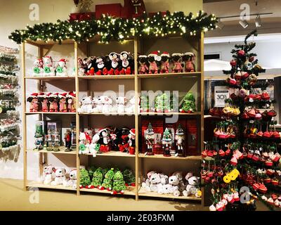 NEW-YORK, UAS DEZEMBER 05,2020: Weihnachtsabend dekoriert Plüsch Spielzeug-Shop Stockfoto