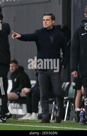 London, Großbritannien. Dezember 2020. Fulham Manager Scott Parker während des Premier League-Spiels zwischen Fulham und Brighton und Hove Albion im Craven Cottage, London, England am 16. Dezember 2020. Foto von Ken Sparks. Nur redaktionelle Verwendung, Lizenz für kommerzielle Nutzung erforderlich. Keine Verwendung bei Wetten, Spielen oder Veröffentlichungen einzelner Vereine/Vereine/Spieler. Kredit: UK Sports Pics Ltd/Alamy Live Nachrichten Stockfoto