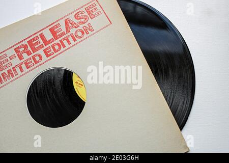 Der BPI berichtet über den höchsten Umsatz seit Anfang der 1990er Jahre auf Vinyl-Schallplatten. Neue Künstler schließen sich einer Menge etablierter Künstler an, um den Verkauf wieder in die Wege zu führen. Bild von 12“ d Stockfoto