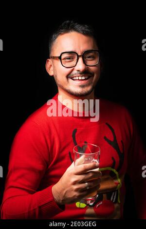 Portrair eines jungen Mannes auf schwarzem Hintergrund Stockfoto