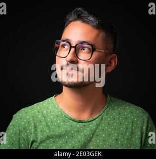 Portrair eines jungen Mannes auf schwarzem Hintergrund Stockfoto
