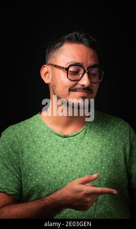 Portrair eines jungen Mannes auf schwarzem Hintergrund Stockfoto