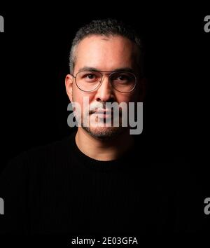 Portrair eines jungen Mannes auf schwarzem Hintergrund Stockfoto