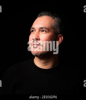 Portrair eines jungen Mannes auf schwarzem Hintergrund Stockfoto