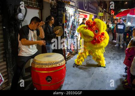 Löwentanz in Chinatown Barrio Chino in der Dolores Street im historischen Zentrum von Mexiko-Stadt CDMX, Mexiko. Das historische Zentrum von Mexiko Stadt ist ein Welterbe Stockfoto