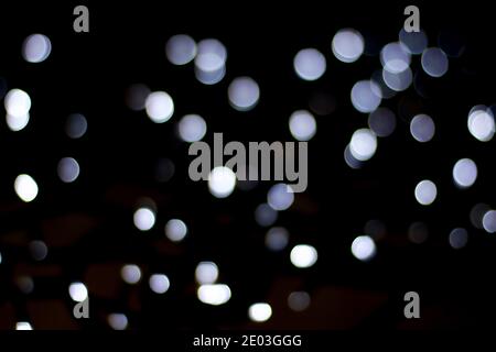 Abstraktes Bokeh-Licht. Perfekte festliche Hintergrund XXL, holografische Geometrie. Bunte Lichter, festlicher Hintergrund. Urlaubskonzept. Stockfoto