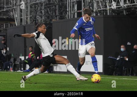 London, Großbritannien. Dezember 2020. Der Solly March of Brighton & Hove Albion wird am 16. Dezember 2020 im Premier League-Spiel zwischen Fulham und Brighton und Hove Albion im Craven Cottage, London, England, von Bobby Reid aus Fulham herausgefordert. Foto von Ken Sparks. Nur redaktionelle Verwendung, Lizenz für kommerzielle Nutzung erforderlich. Keine Verwendung bei Wetten, Spielen oder Veröffentlichungen einzelner Vereine/Vereine/Spieler. Kredit: UK Sports Pics Ltd/Alamy Live Nachrichten Stockfoto