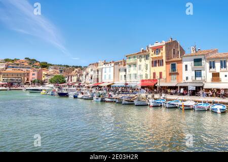 Boote vor den Restaurants und Geschäften auf der Cassis, Provence, Frankreich Waterfront Stockfoto