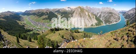 Panoramablick vom Crap de la Pare von Livigno und seinem See. Stockfoto