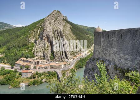 Die Devils Wache mit Blick auf den Durance Fluss auf der Zitadelle Von Sisteron alias das Tor zur Provence Stockfoto