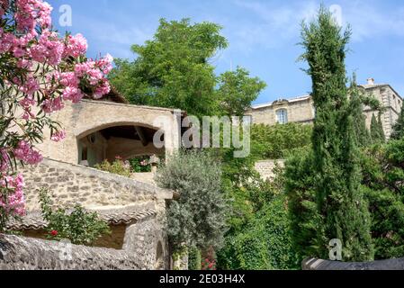 Blick auf das Chateau d'Ansouis mit Nebengebäude und Gärten im Vordergrund Stockfoto