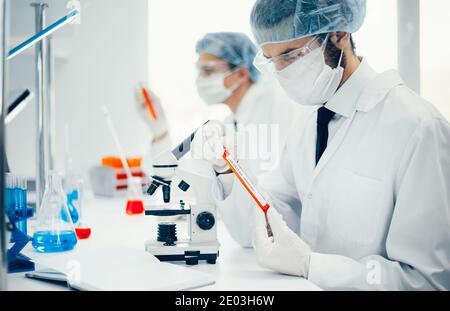 Nahaufnahme. Wissenschaftler hält ein Röhrchen mit einer Probe des neuen Tests. Stockfoto