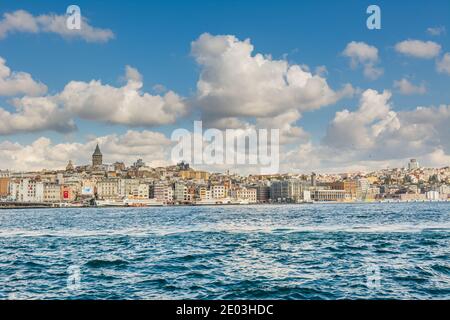 Stadtbild des Goldenen Horns mit antiken Gebäuden des Galata-Turms Bei Karakoy in Istanbul Türkei von der Bosporus Meerenge weiter Hintergrund wolkig Himmel Stockfoto