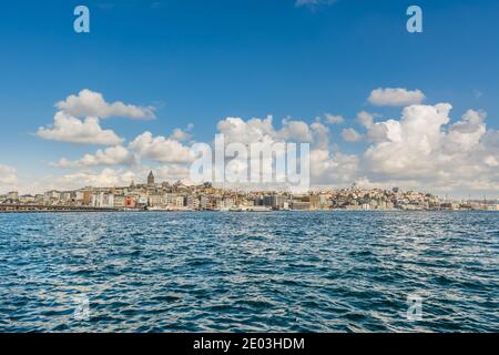 Stadtbild des Goldenen Horns mit antiken Gebäuden des Galata-Turms Bei Karakoy in Istanbul Türkei von der Bosporus Meerenge weiter Hintergrund wolkig Himmel Stockfoto