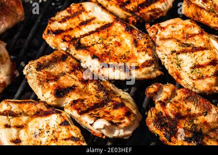 Gegrillte Schweinesteaks. Köstliche Fleisch Steaks Nahaufnahme Kochen auf dem Grill Stockfoto