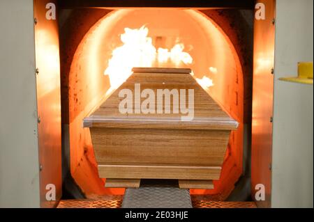 Dresden, Deutschland. Dezember 2020. Im Krematorium Dresden-Tolkewitz zieht ein Sarg in den Verbrennungsofen. Das Dresdner Krematorium hat aufgrund der hohen Übersterblichkeit bei der Corona-Pandemie die Kapazitätsgrenze erreicht und ist nun auf Hilfe anderer Krematorien angewiesen.Quelle: Sebastian Kahnert/dpa-Zentralbild/dpa/Alamy Live News Stockfoto