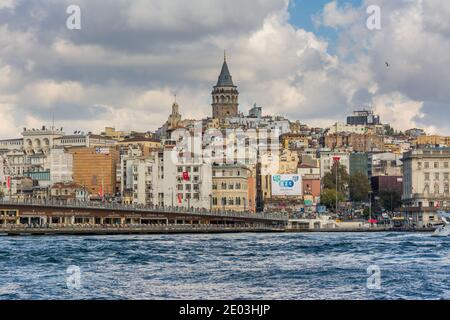 Stadtbild des Goldenen Horns mit antiken Gebäuden des Galata-Turms Bei Karakoy in Istanbul Türkei von der Bosporus Meerenge weiter Hintergrund wolkig Himmel Stockfoto