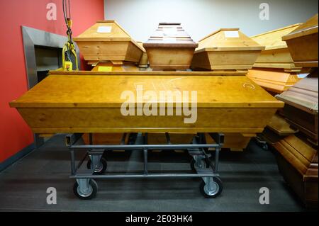 Dresden, Deutschland. Dezember 2020. Särge sind im Krematorium Dresden-Tolkewitz abnahmebereit. Das Krematorium hat aufgrund der hohen Übersterblichkeit bei der Corona-Pandemie die Kapazitätsgrenze erreicht und ist nun auf die Hilfe anderer Krematorien angewiesen. Quelle: Sebastian Kahnert/dpa-Zentralbild/dpa/Alamy Live News Stockfoto