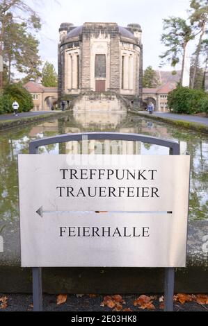 Dresden, Deutschland. Dezember 2020. Vor dem Krematorium Dresden-Tolkewitz steht ein Schild mit der Aufschrift 'Treffpunkt Trauerfeier'. Das Krematorium hat aufgrund der hohen Übersterblichkeit bei der Corona-Pandemie die Kapazitätsgrenze erreicht und ist nun auf die Hilfe anderer Krematorien angewiesen. Quelle: Sebastian Kahnert/dpa-Zentralbild/dpa/Alamy Live News Stockfoto