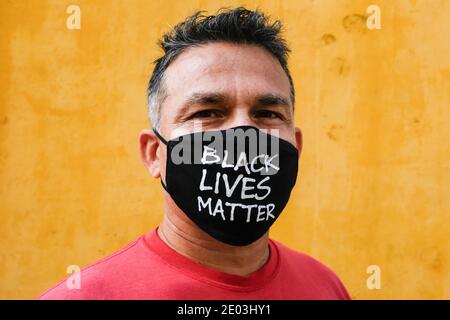 Mann, der während der Covid-19 eine Maske mit dem Titel "Black Lives Matter" trägt Pandemie Stockfoto