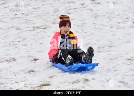 Leicester, Leicestershire, Großbritannien 29. Dezember 2020. Wetter In Großbritannien. Schnee. Spaß im Schnee, da der Bradgate Park in Leicestershire von einer Schneedecke bedeckt ist. Alex Hannam/Alamy Live News Stockfoto