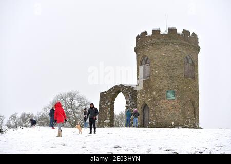 Leicester, Leicestershire, Großbritannien 29. Dezember 2020. Wetter In Großbritannien. Schnee. Spaß im Schnee, da der Bradgate Park in Leicestershire von einer Schneedecke bedeckt ist. Alex Hannam/Alamy Live News Stockfoto