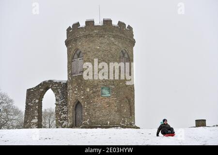 Leicester, Leicestershire, Großbritannien 29. Dezember 2020. Wetter In Großbritannien. Schnee. Spaß im Schnee, da der Bradgate Park in Leicestershire von einer Schneedecke bedeckt ist. Alex Hannam/Alamy Live News Stockfoto