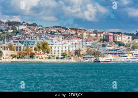 Stadtbild von Golden Horn mit antiken und modernen Gebäuden in Istanbul Türkei von der Bosporus Meerenge an einem sonnigen Tag Mit Hintergrund wolkigen Himmel Stockfoto