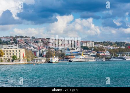 Stadtbild von Golden Horn mit antiken und modernen Gebäuden in Istanbul Türkei von der Bosporus Meerenge an einem sonnigen Tag Mit Hintergrund wolkigen Himmel Stockfoto