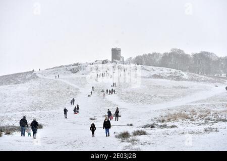 Leicester, Leicestershire, Großbritannien 29. Dezember 2020. Wetter In Großbritannien. Schnee. Spaß im Schnee, da der Bradgate Park in Leicestershire von einer Schneedecke bedeckt ist. Alex Hannam/Alamy Live News Stockfoto