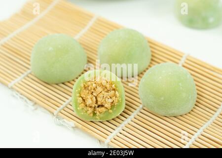 Chinesische Dessert Mochi mit gemahlenem Erdnusszucker Füllung Stockfoto