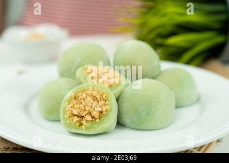 Chinesische Dessert Mochi mit gemahlenem Erdnusszucker Füllung Stockfoto